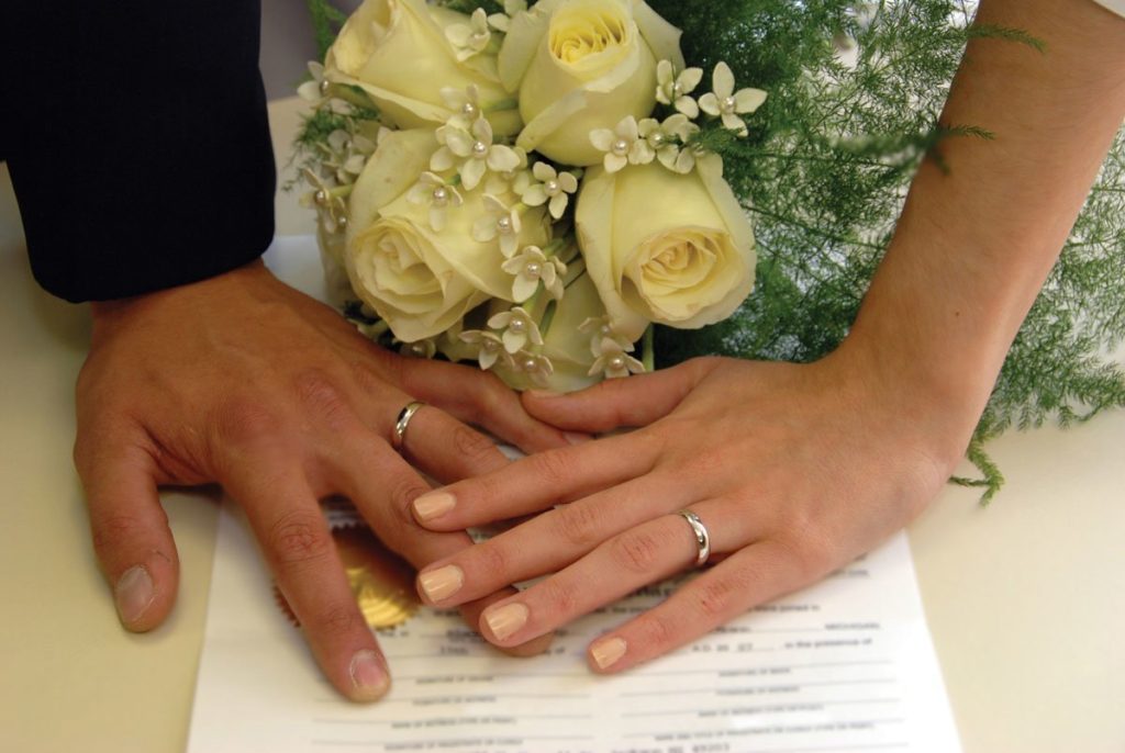 Двойная фамилия регистрируется одновременно с заключением брака, либо в ходе семейной жизни