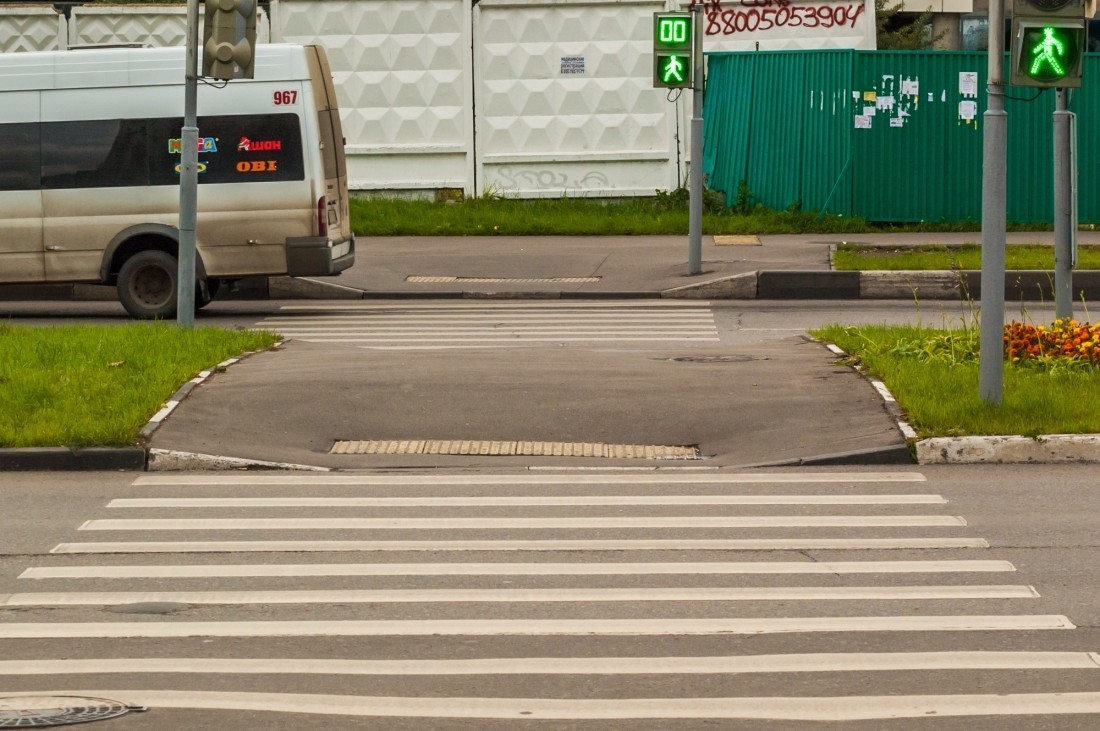 Пешеходная полоса где нет тротуара. Бордюрный пандус. Бордюрный пандус для инвалидов. Пандус на тротуаре. Съезд с тротуара.