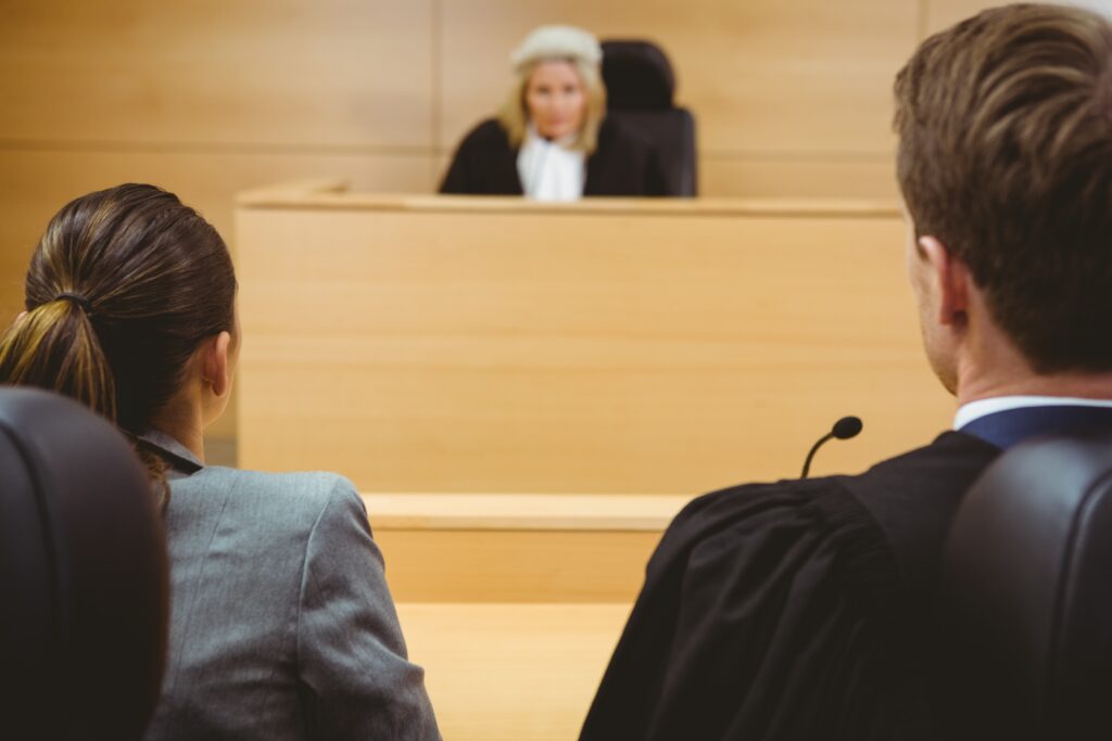 В суде по восстановлению на работе можно действовать при поддержке юриста